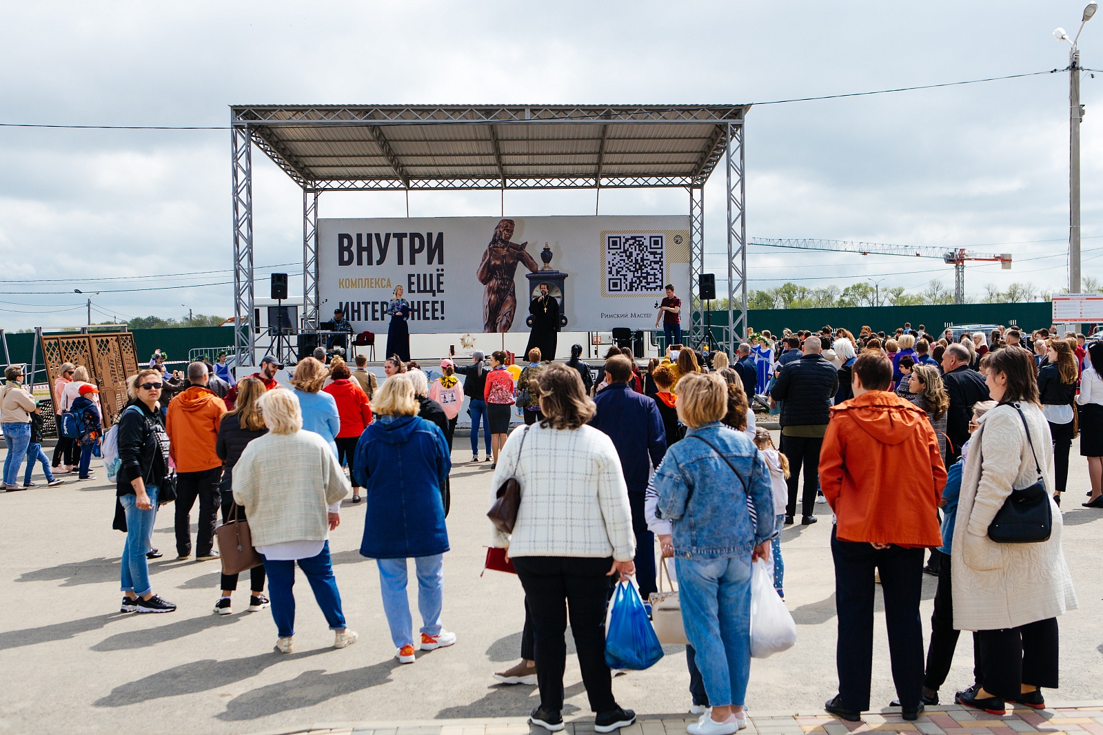 Протоиерей Владимир Острожинский, настоятель храма св. вмч. Артемия в жилом районе "Гармония" Протоиерей Владимир Острожинский, настоятель храма св. вмч. Артемия в жилом районе "Гармония"
